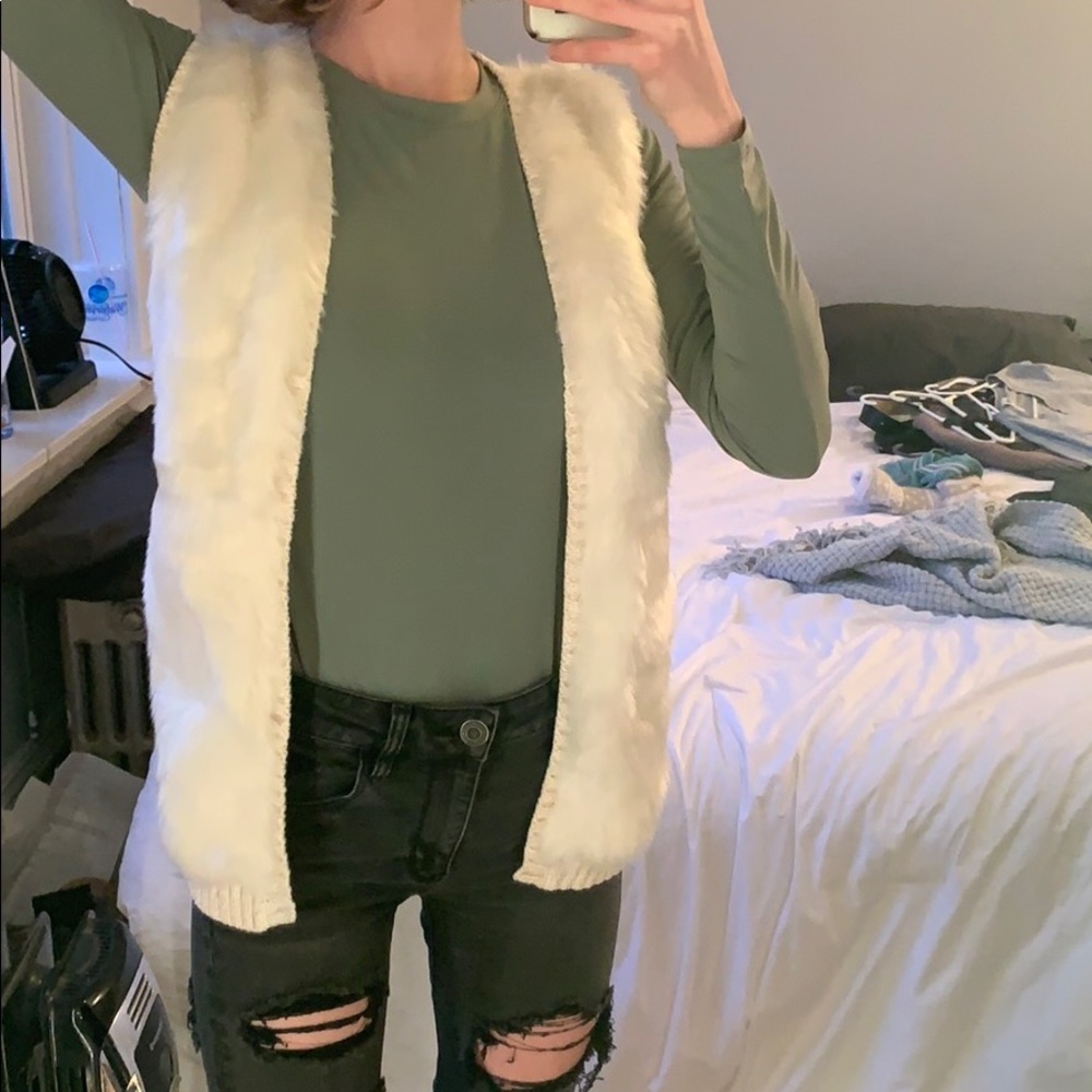White fur knitted vest